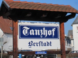 Schild Tanzhof Berstadt