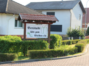 Ortseingangsschild an der Butzbacher Straße Berstadt