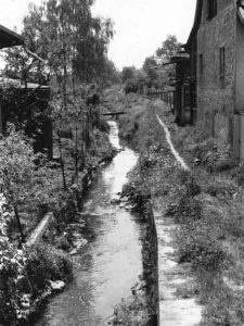 Die Bachpromenade vor der Einhausung