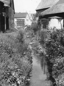 Die Bachpromenade vor der Einhausung