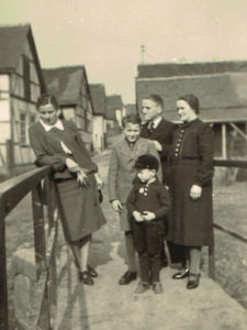 Familie Schmidt auf der Brücke der ehemaligen Erbsengasse (Zur Beunde)