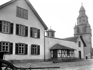 Blick auf das alte Rathaus, Gerätehaus und den Kirchturm