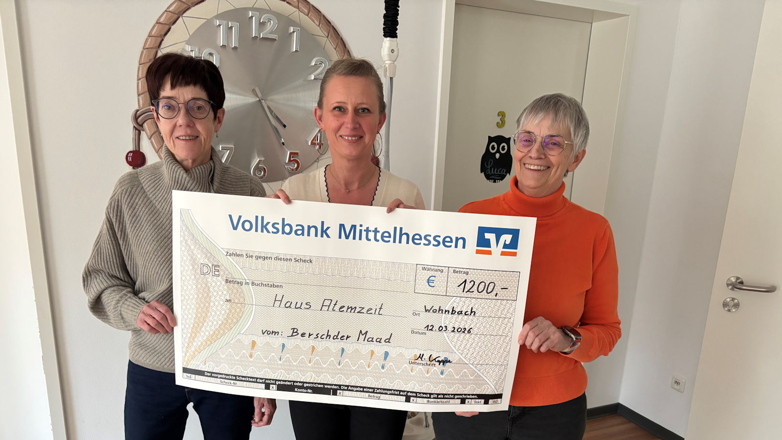 1.200 Euro für den guten Zweck vlnr. die Obermarktfrau Christel Lang, Elzbieta Gette vom Haus Atemzeit und die Vorsitzende des Gesangverein Hermine Link